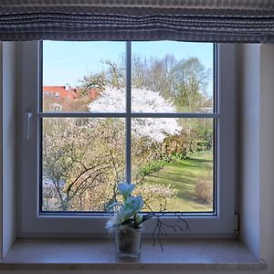 Großes Zimmer mit Kingsize-Bett